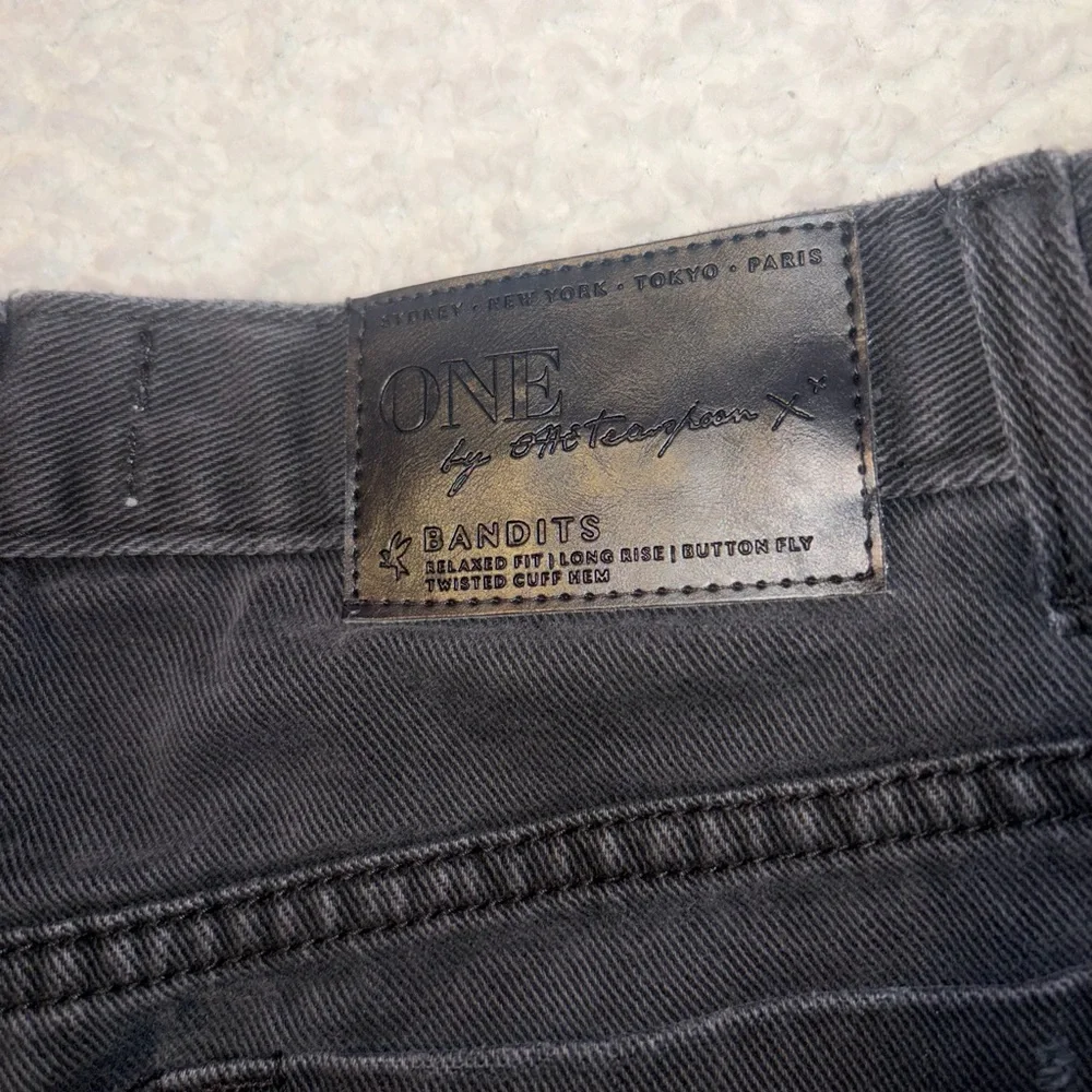 ONE by One Teaspoon Bandits Distressed Black Denim Shorts Size 27